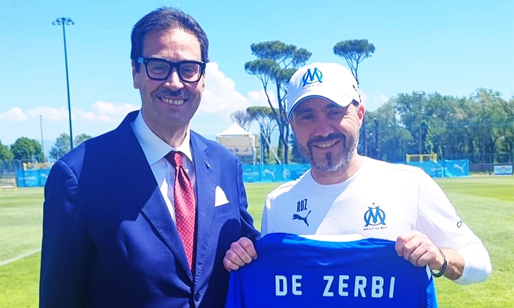 Barbiero consegna a De Zerbi la maglia iconica della Serie D