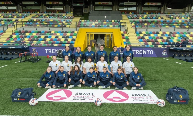 La partita di beneficenza organizzata dal Trento Calcio Femminile e gli Ambasciatori della prevenzione di Anvolt (lotta contro i tumori)
