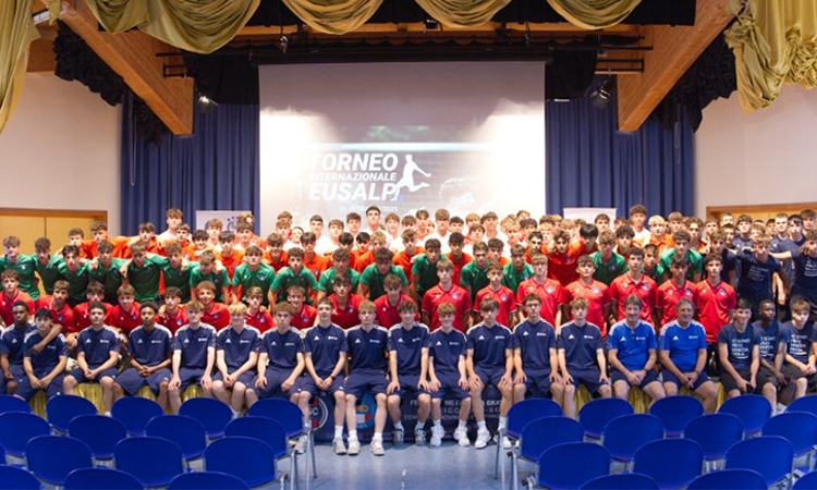 Abete, Grassi, Piazzi e Trainotti hanno dato il calcio d'inizio alla 7ª edizione del Torneo Internazionale Eusalp