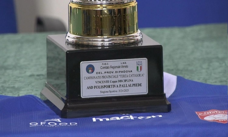 Il corto "Sopra la barriera"proiettato nel carcere Due Palazzi a Padova. Al termine un allenamento con Giuliano Giannichedda